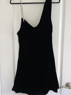 Zara Black One-Shoulder Mini Dress with Chain Strap